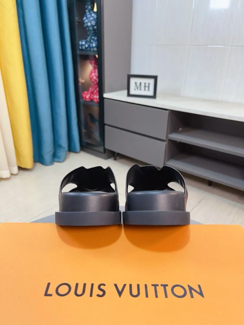 Men's shoes💰300🌹🌹【LV】Multi-color new men's slippers, original top-quality version, original special cowhide with pebbled embossing➕sheepskin on the inner and side, non-slip combination sole, more stable walking, more comfortable and lightweight, high-end and generous, size: 38~44